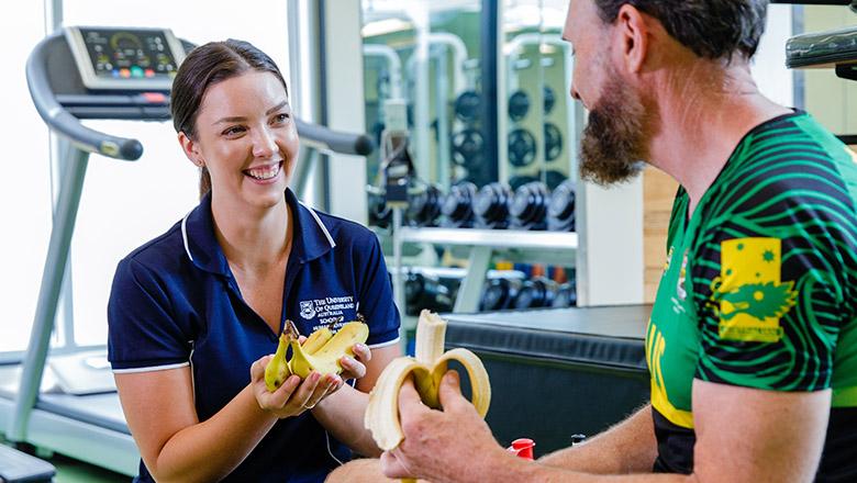 A consulting dietitian speaks to an athlete about nutrition