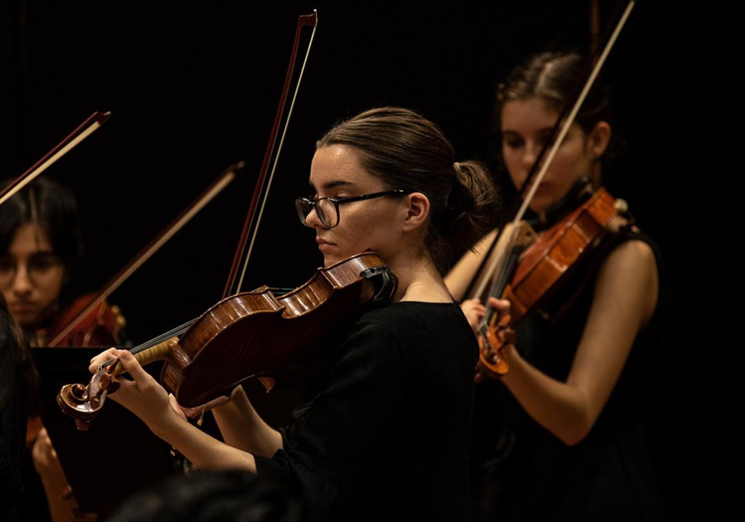 UQ music students play the violin