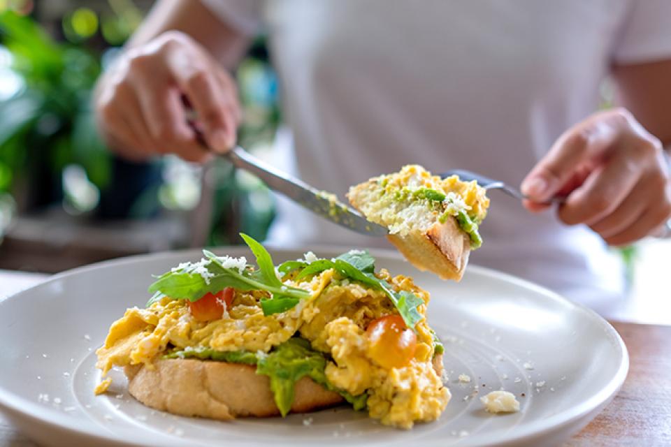 Balanced breakfast example: scrambled eggs on toast