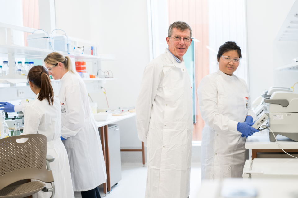 Image of Dr Ian Frazer in the lab