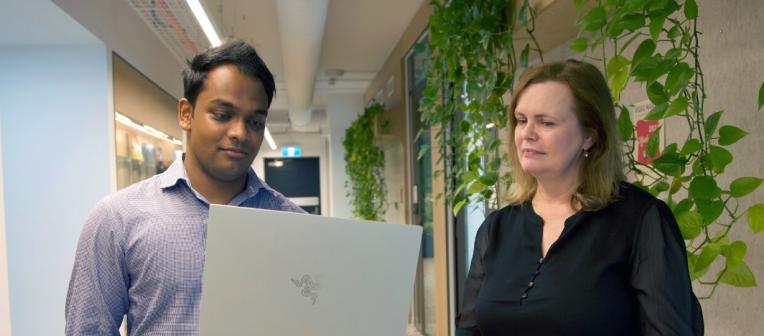 UQ Med student Prabasha Thilakaratne and Associate Professor Margo Lane look at a laptop
