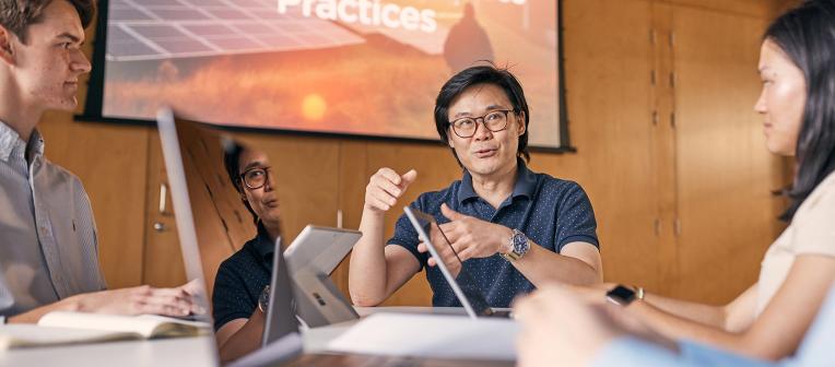 UQ students studying economics with Dr Terence Yeo