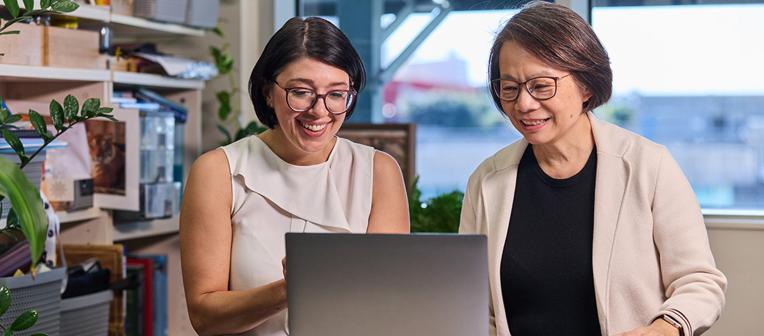 PhD candidate Beatris Martin with supervisor Colleen Lau